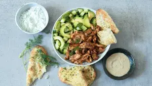 Kuře beze zbytku! Jak z jednoho oběda udělat tři večeře: Od porcování po vývar a 7 tipů, jak zužitkovat zbytky pečeného masa