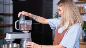 Markéta Pavleje mele ořechy