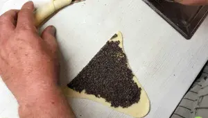 Svatomartinské rohlíčky s mákem - rolování rohlíčků