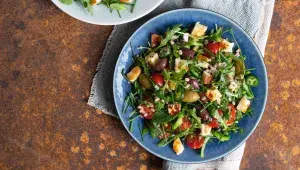 Rukolovo-rajčatový salát s bylinkovo-citronovou zálivkou a halloumi