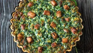 Špenátový koláč s vinnou klobásou