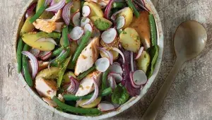 Salát s pečeným lososem a fazolkami