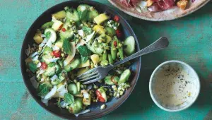 Salát z naklíčeného munga s okurkou