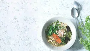 Salátová polévka z kuřecího vývaru