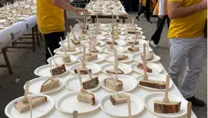 Ke každé porci omelety patří o kousek chleba