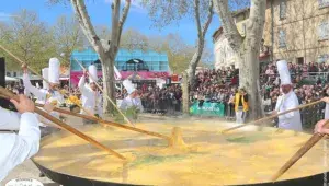 K míchání omelety z 15 tisíc vajec je potřeba několik lidí s dlouhými pádly