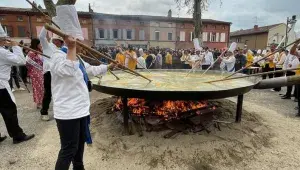 K míchání omelety z 15 tisíc vajec je potřeba několik lidí s dlouhými pádly