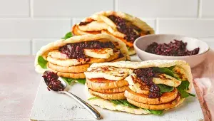 Sendviče z plochého chleba s dýní, halloumi a sladkým chilli džemem z červené řepy