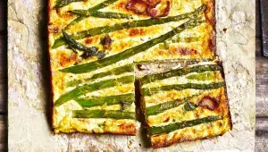 Slaný koláč se zeleným chřestem a slaninou