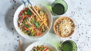 Smažené nudle se zeleninou a mungo výhonky