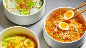 Hrášková polévka se zeleným kari, salát s rýžovým papírem, krevetky v košíčku