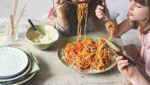 Špagety s červenou omáčkou