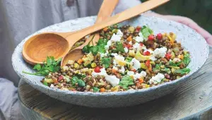 Studený čočkový salát s kozím sýrem