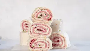 Sýrová roláda se šunkou a pažitkovou lučinou