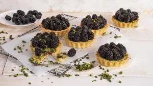 Tartaletky s pistáciovou náplní a ostružinami