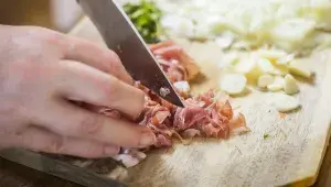 Těstoviny s pancettou a červeným vínem