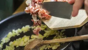 Těstoviny s pancettou a červeným vínem