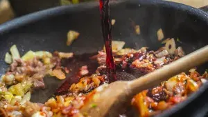 Těstoviny s pancettou a červeným vínem