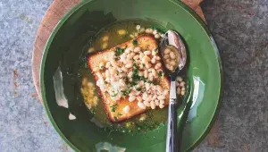 Toust v polévce s fazolemi