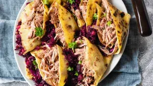 Trhané krůtí stehno na zelí a bramborové lokše