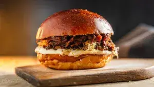 Burger z hovězího trhaného krku 