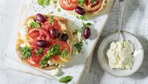 Tvaroh à la feta s rajčaty a bazalkou
