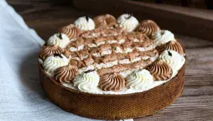 Vítězný Harlekýn Elišky Pácalové: tradiční kakaový korpus, ganáž z hořké čokolády, šlehačkový světlý krém a čokoláda