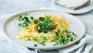 Vaječná omeleta s čedarem a bylinkami