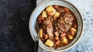 Vepřová líčka dušená s fazolemi, pastinákem a hruškami