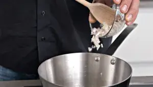 Zelenina na cideru - přidání cibule