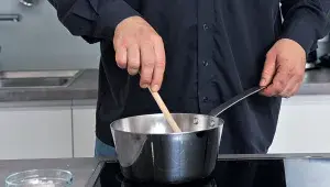 Zelenina na cideru - míchání cibule