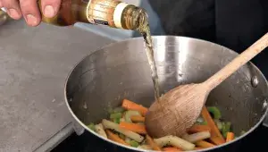 Zelenina na cideru - přidání cideru