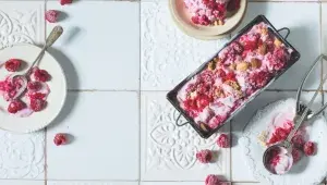 Zmrzlina z cottage à la malinový cheesecake