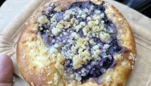 Ovocný koláč s drobenkou ze Zrno Zrnko.jpg