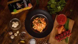 Penne s uzeným lososem, špenátem a omáčkou z rajčat a mascarpone a špenátu