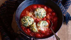 Kopřivové knedlíky s restovanými rajčátky