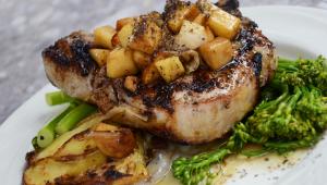 steak s bramborem a brokolicí