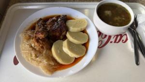 Jídelna Apetit: vepřový bůček se zelím a knedlíkem