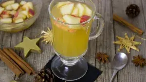 horký nápoj s jablkem