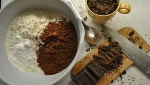 přísady na pečení - mouka, cukr, kakao, čokoláda