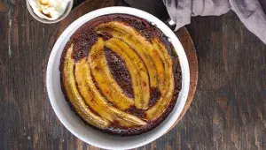 Obrácený banánový koláč z pánve