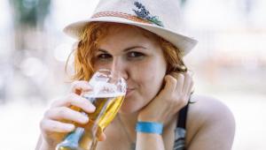 Žena pivo