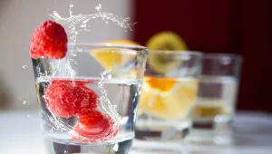 sklenice vody s ovocem