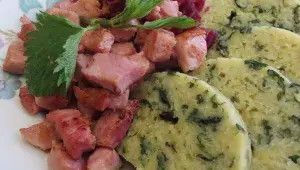 Bramborový knedlík s jarními kopřivami Knedlíky Láznička