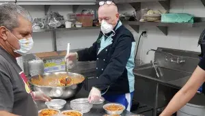 Bruna nezastavila ani covidová pandemie. Nasadil si roušku a vařil dál