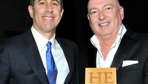 Bruno Serato získal ocenění CNN Heroes. Na fotografii s komikem Jerrym Seinfeldem