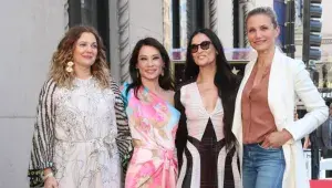 Charlieho andílci Drew Barrymore, Lucy Liu, Demi Moore a Cameron Diaz na slavnostním odhalení hvězdy Lucy Liu na Chodníku slávy v Hollywoodu 1. května 2019 v Los Angeles
