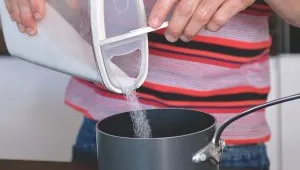 Canelé de Bordeaux - krok 10 - přidání cukru