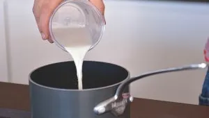 Canelé de Bordeaux - krok 11 - přidání mléka