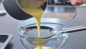 Canelé de Bordeaux - krok 14 - pasírování krému